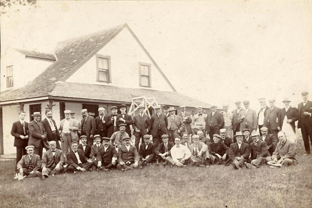 The Dalton Club at Ipswich Bluffs in 1907