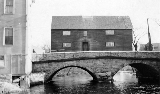 Whipple House being moved over the Choate Bridge